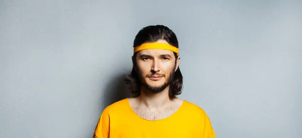 Panoramiczny Portret Młodego Poważnego Mężczyzny Żółtym Szarym Teksturowanym Tle — Zdjęcie stockowe