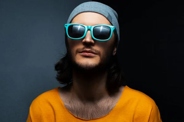 Retrato Jovem Sobre Fundo Preto Cinza Usando Óculos Azuis Chapéu — Fotografia de Stock