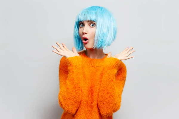 Retrato Estudio Una Joven Sorprendida Con Pelo Azul Suéter Naranja — Foto de Stock