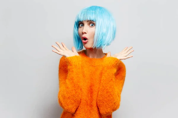 Retrato Estudio Una Joven Sorprendida Con Pelo Azul Suéter Naranja —  Fotos de Stock