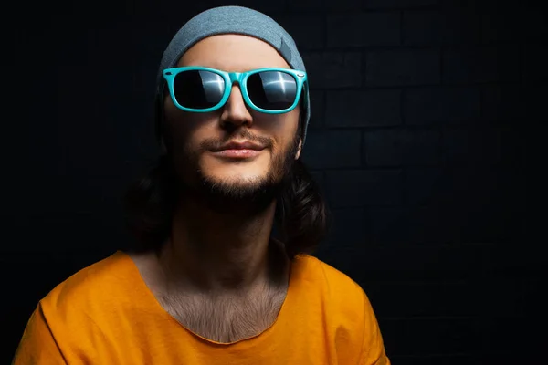 Retrato Jovem Homem Sorridente Fundo Preto Vestindo Óculos Azuis Camisa — Fotografia de Stock