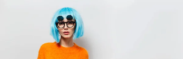 Studioporträt Eines Modischen Hübschen Mädchens Mit Blauen Haaren Schwarzer Sonnenbrille — Stockfoto