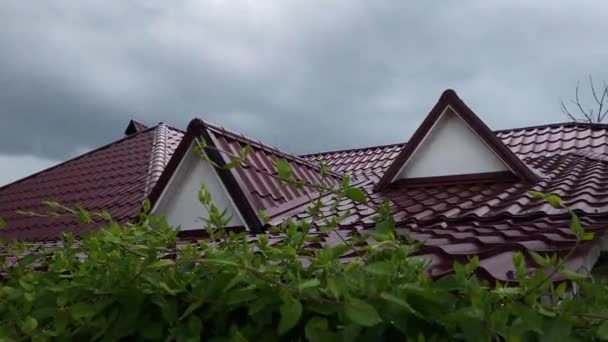 Vista Telhado Metal Vermelho Casa Dia Chuvoso Fundo Céu Nublado — Vídeo de Stock