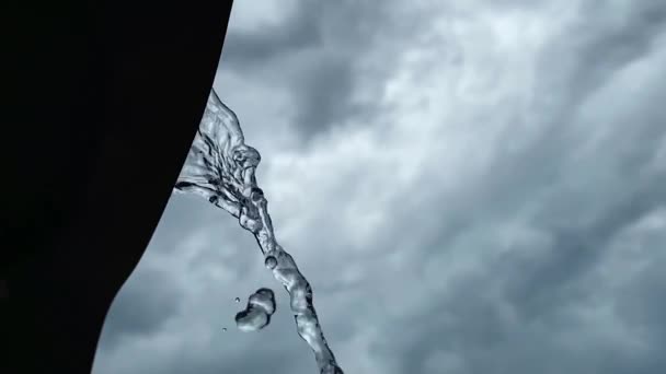 Közelkép Víz Ömlött Háttérben Felhős Esős Napokon Lassított Mozgás Koncepciója — Stock videók