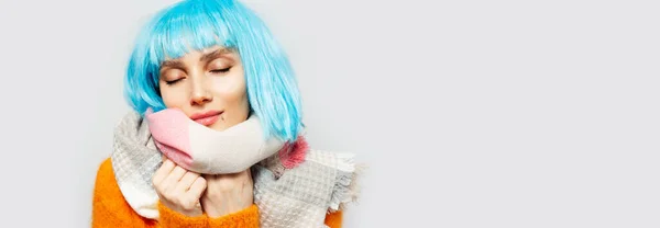 흰옷에 스카프를 파란색 머리의 소녀의 초상화 파노라마 — 스톡 사진