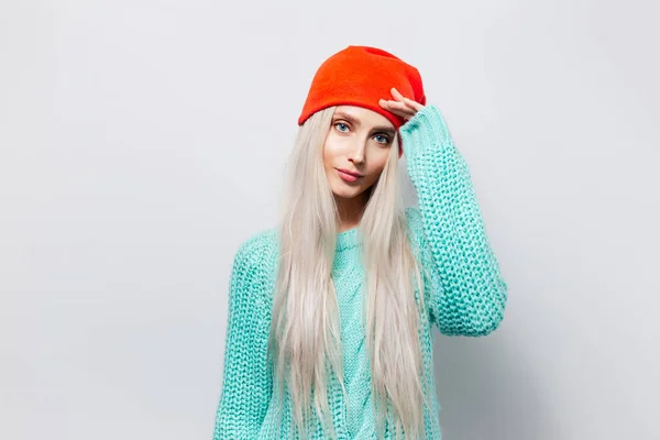 Ritratto Bella Ragazza Bionda Sfondo Bianco Con Maglione Azzurro Cappello — Foto Stock