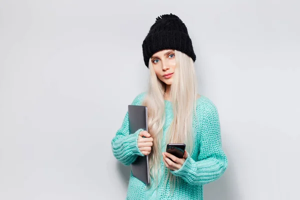 Ritratto Bella Ragazza Bionda Con Computer Portatile Mano Utilizzando Smartphone — Foto Stock