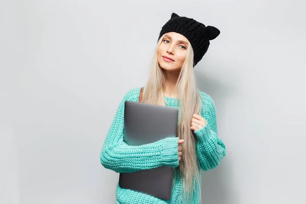 Retrato Chica Rubia Feliz Con Portátil Las Manos Sobre Fondo — Foto de Stock