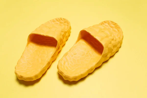 Gele Pantoffels Gele Achtergrond Close Upzicht — Stockfoto