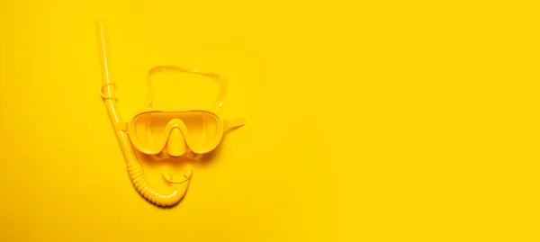 Bandeira Panorâmica Vista Máscara Mergulho Amarelo Com Snorkel Isolado Fundo — Fotografia de Stock