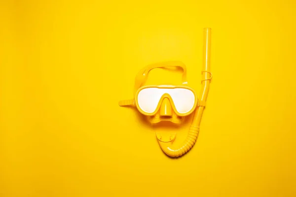 Nahaufnahme Der Tauchausrüstung Mit Schnorchel Und Taucherbrille Auf Gelbem Hintergrund — Stockfoto