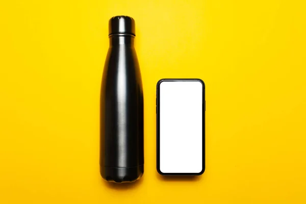 Top View Reusable Steel Thermo Water Bottle Smartphone Mockup Yellow — Stockfoto