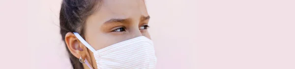 Nahaufnahme Gesicht Porträt Von Teenager Mädchen Mit Medizinischer Gesichtsmaske Gegen — Stockfoto