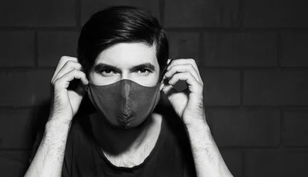 Νεαρός Που Φοράει Ιατρική Μάσκα Στο Πρόσωπο Στο Φόντο Του — Φωτογραφία Αρχείου
