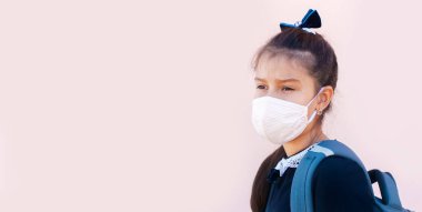 Panoramik pankart, pembe arka planda sağlık maskesi takan kız öğrenci..