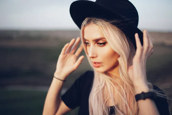 Porträt Eines Hübschen Blonden Mädchens Mit Schwarzem Hut — Stockfoto
