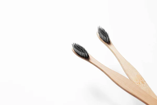 Imagen Cerca Dos Cepillos Dientes Madera Espalda Blanca —  Fotos de Stock