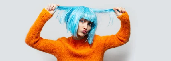 Porträt Eines Lustigen Mädchens Mit Blauer Perücke Und Orangefarbenem Pullover — Stockfoto