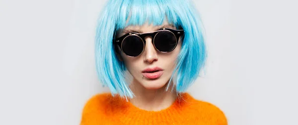 黒の色合いとオレンジのセーターを持つ青い髪の女の子のクローズアップ肖像画 — ストック写真