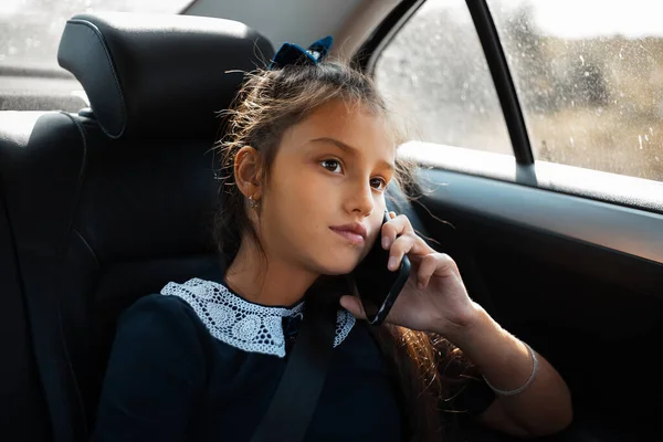 Portrait School Girl Talking Smartphone Car — Stock Photo, Image