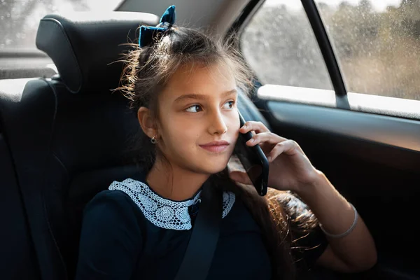 Portrait Teenage Girl Talking Smartphone Backseat Car — Stock Photo, Image