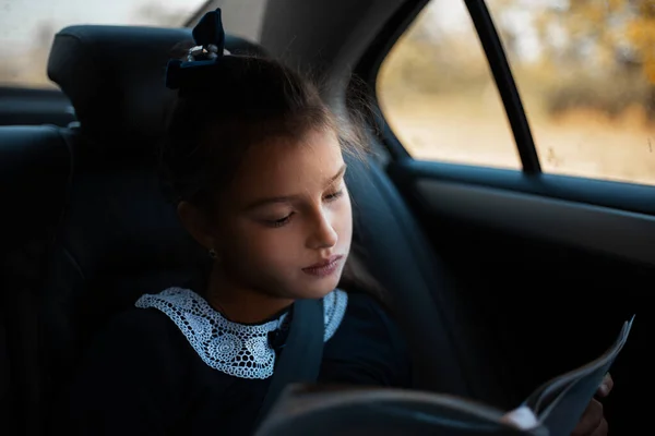 Child Girl Reading Book Car Traffic Time — Stock Photo, Image