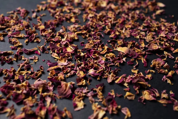 Foto Estúdio Chá Seco Rosa Folhas Mesa Preta — Fotografia de Stock