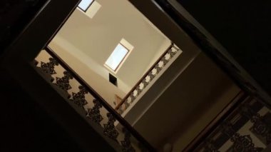 Tarihi binanın iç merdivenleri görünüyor..