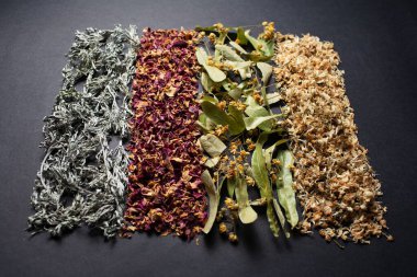 Sıraya dizilmiş kurumuş otların karanlık arka planda fotoğrafı.