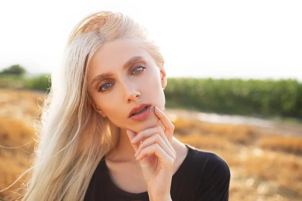 Odkryty Portret Młodej Pięknej Blondynki Polu Pszenicy — Zdjęcie stockowe