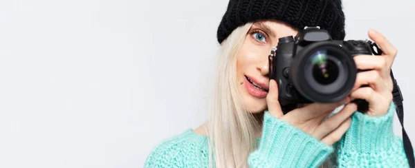 白い上の一眼レフカメラで写真を撮るブロンドの女の子のパノラマの肖像画 — ストック写真