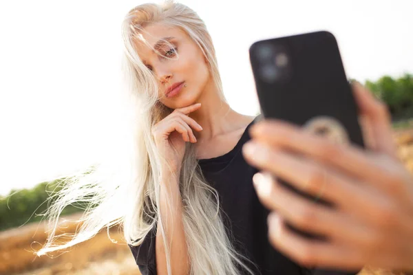 Utomhus Porträtt Ung Söt Blond Flicka Tar Selfie Med Smartphone — Stockfoto