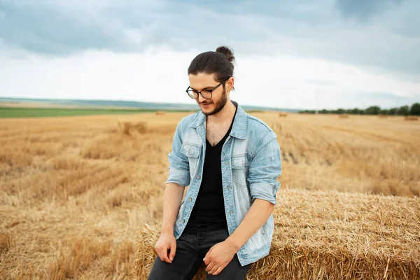 Självsäker Leende Kille Denim Jacka Sitter Höstack Gården Fält — Stockfoto