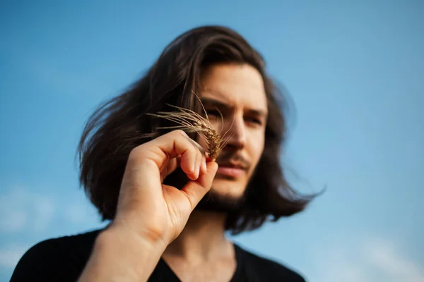 Närbild Porträtt Ung Man Med Långt Hår Håller Vete Spik — Stockfoto