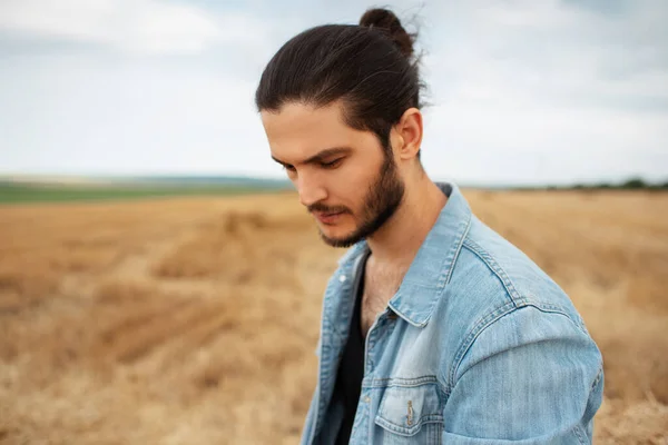 Ritratto Giovane Ragazzo Con Acconciatura Coda Cavallo Nel Campo Grano — Foto Stock