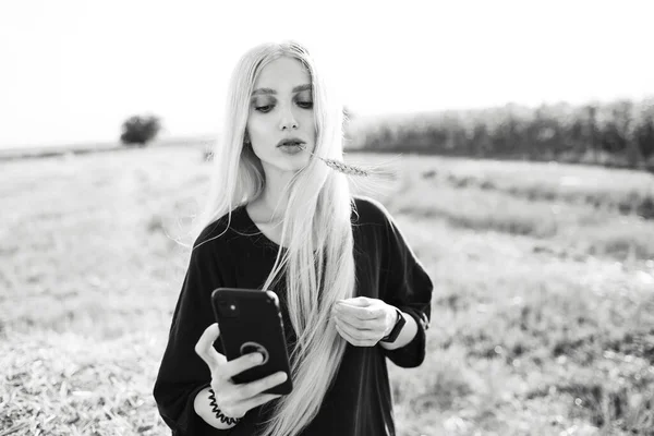 Ασπρόμαυρη Φωτογραφία Της Νεαρής Ξανθιάς Που Κρατάει Ένα Smartphone Στο — Φωτογραφία Αρχείου