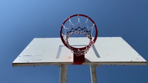 Lent Közelről Kilátás Kosárlabda Karika Háttér Kék — Stock videók