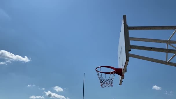 Zijaanzicht Van Basketbal Hoepel Achtergrond Van Blauwe Lucht — Stockvideo