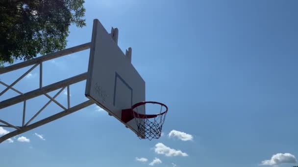 Hay Gente Vista Del Aro Baloncesto Sobre Fondo Del Cielo — Vídeos de Stock