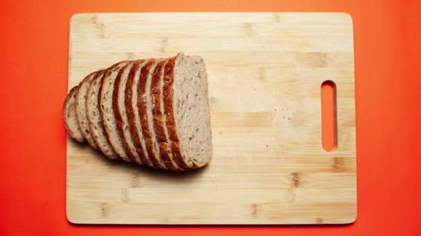 停止拍摄的概念 木盘上面包的顶部视图 红色的 — 图库视频影像