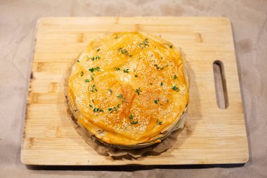 Gemide vejetaryen Sırp Burek 'inin yakın çekimi.