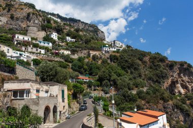 Amalfi sahilindeki tepelerin manzarası.
