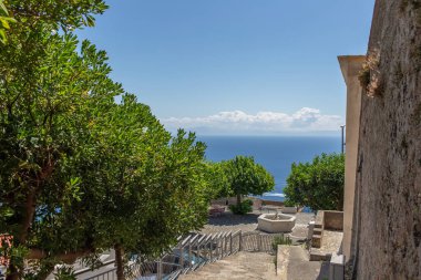 Güzel Amalfi kıyıları ve Tiren Denizi 'nin doğal manzarası.