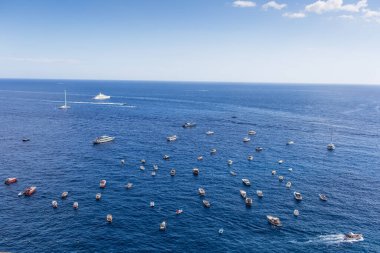 Yelkenli yatları olan güzel Tyrhenian denizinin manzarası.