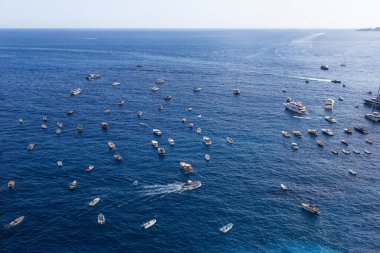 Yelkenli yatları olan güzel Tyrhenian denizinin manzarası.