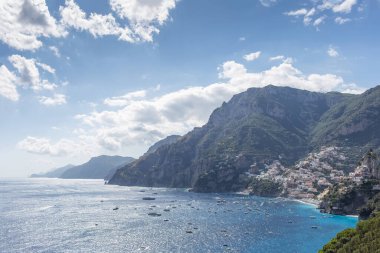 Amalfi kıyısından Positano ve Tyrhenian Denizi 'nin güzel manzarası. Doğal manzara..