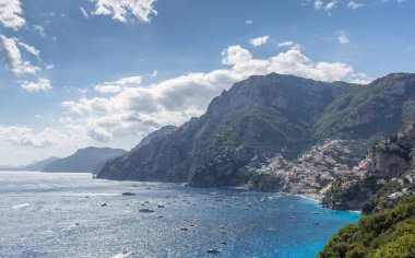 Amalfi kıyısından Positano ve Tyrhenian Denizi 'nin güzel manzarası. Doğal manzara..