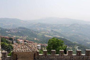 Eski kaleden tarlalara ve tepelere.