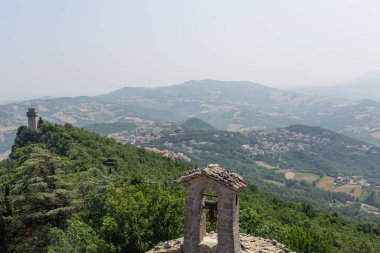 San Marino kulesinin, tarlaların ve tepelerin güzel manzarası.