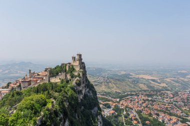 San Marino kulesinin, tarlaların ve tepelerin güzel manzarası.